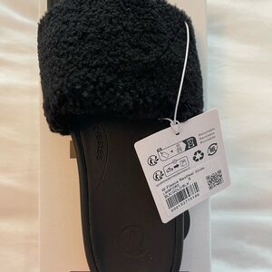 Lululemon Black and Gold Restfeel Slides- size 8